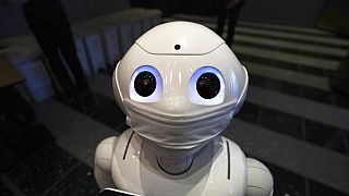 Höflicher Roboter kontrolliert in japanischem Einkaufszentrum