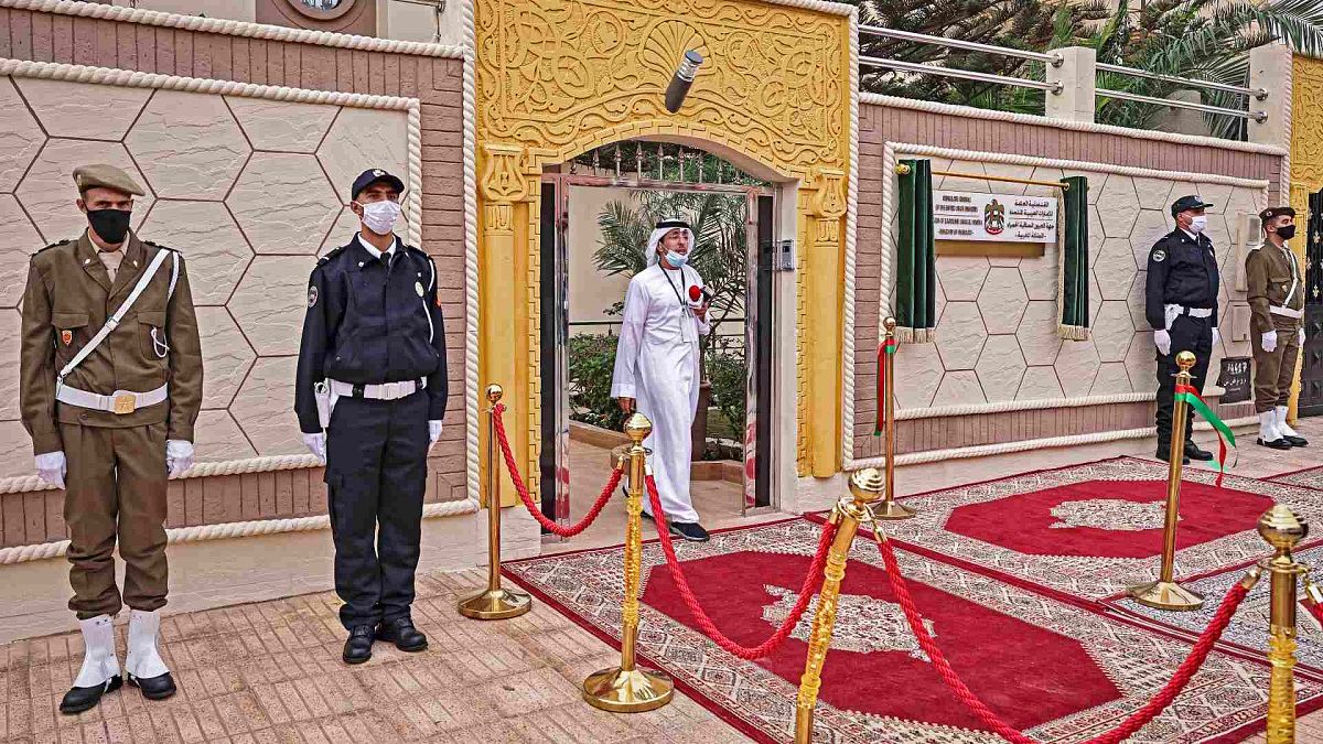 راس أمن يقفون خارج القنصلية الجديدة لدولة الإمارات العربية المتحدة في مدينة العيون بالصحراء الغربية والمتنازع عليها بين المملكة المغربية وجبهة البوليساريو، 4 نوفمبر 2020.