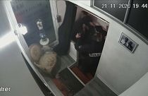 Imagen captada del vídeo de la agresión policial a un hombre