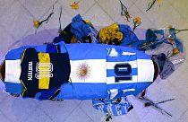 Arjantinli futbol efsanesi Maradona'nın naaşına Arjantin bayrağı sarıldı ve giydiği milli takım formaları konuldu.