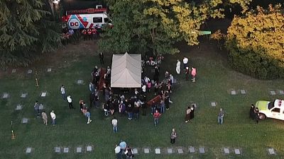 Un reducido grupo de familiares y amigos asistió a la inhumación de los restos de Diego Armando Maradona en un cementerio a las afueras de Buenos Aires