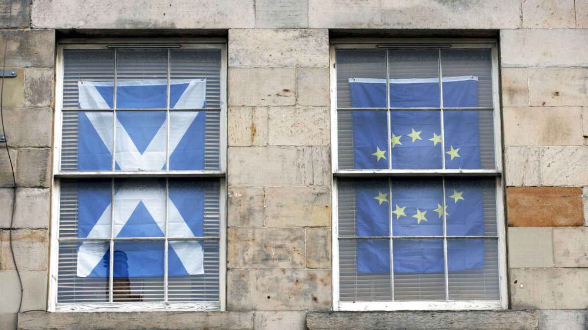 İskoçya'da Avrupa Birliği yanlısı bir vatandaş evinin pencerelerine İskoçya ve AB bayrakları asmış.