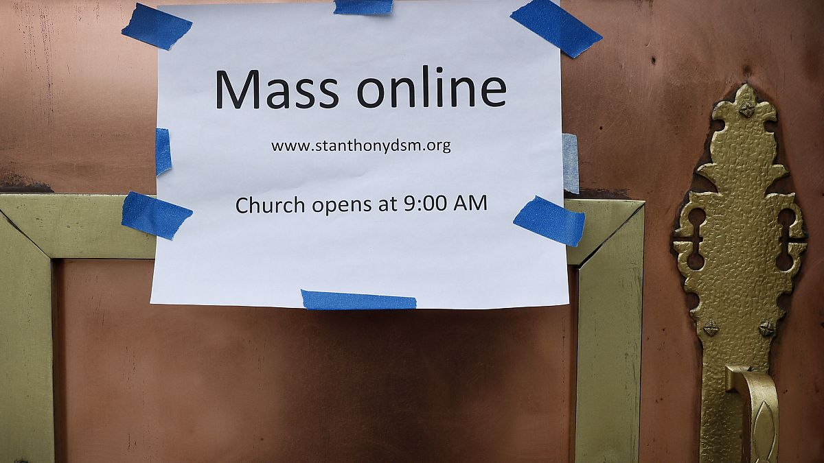  على الباب الأمامي لكنيسة القديس أنتوني الكاثوليكية " القداس على الإنترنت" في دي موين، آيوا الأمريكية