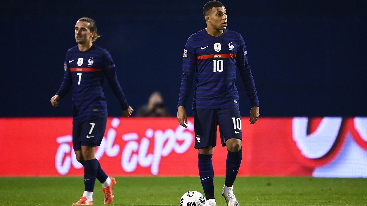 Archives : les attaquants de l'équipe de France de football, Antoine Griezmann et Kylian Mbappe, lors de la rencotre contre la Croatie, le 14 octobre 2020 