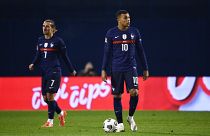 Archives : les attaquants de l'équipe de France de football, Antoine Griezmann et Kylian Mbappe, lors de la rencotre contre la Croatie, le 14 octobre 2020