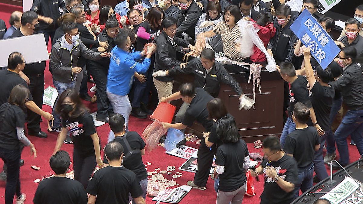 أمعاء الخنزير تتطاير في برلمان تايوان
