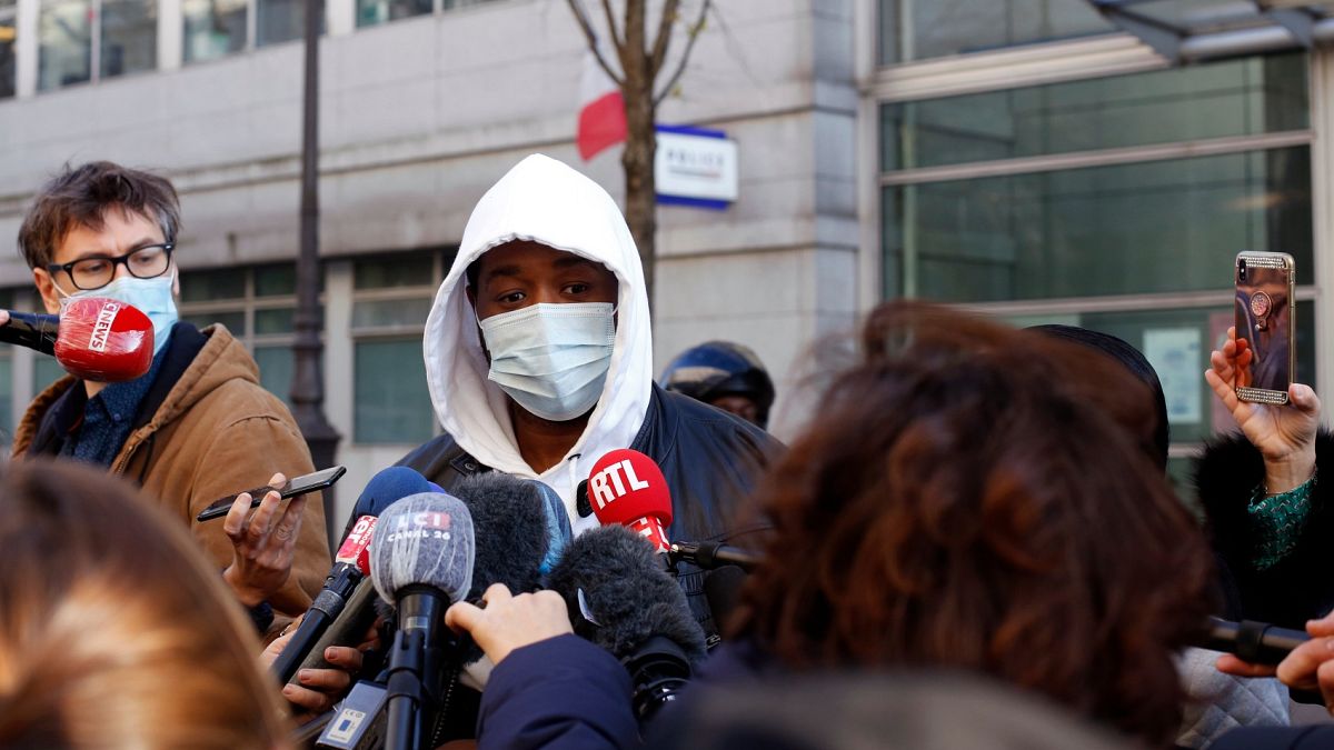 Fransa'nın başkenti Paris'te 3 polis tarafından maske takmadığı gerekçesiyle darp edilen müzik yapımcısı Michel isimli Afrika kökenli şahıs