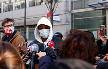 Fransa'nın başkenti Paris'te 3 polis tarafından maske takmadığı gerekçesiyle darp edilen müzik yapımcısı Michel isimli Afrika kökenli şahıs
