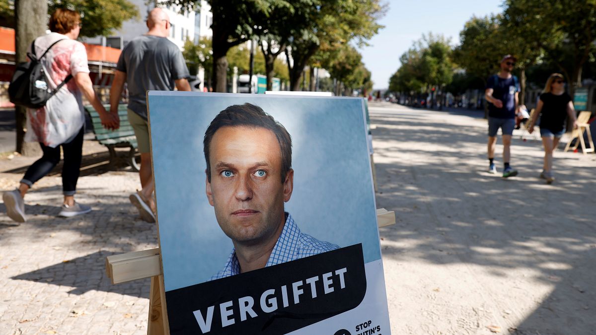 Плакат с фотографией Навального и подписью "отравлен" напротив посольства России в Берлине