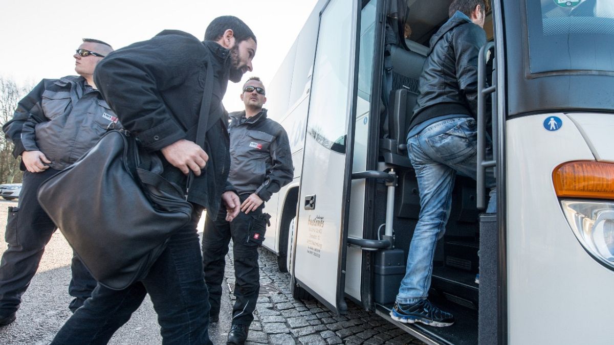 وزیر کشور آلمان خواستار مستثنی کردن مجرمان سوری از قانون توقف اخراج مهاجران شد