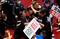 No Comment: Taiwans Regierungschef mit Schweine-Innereien beworfen
