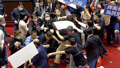 Tumultartige Szenen in Taiwans Parlament