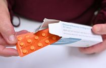 صيدلي يحمل علبة من أقراص ديكساميثازون في لندن ، 16 يونيو 2020.