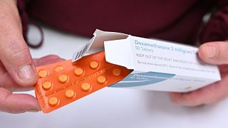 صيدلي يحمل علبة من أقراص ديكساميثازون في لندن ، 16 يونيو 2020.