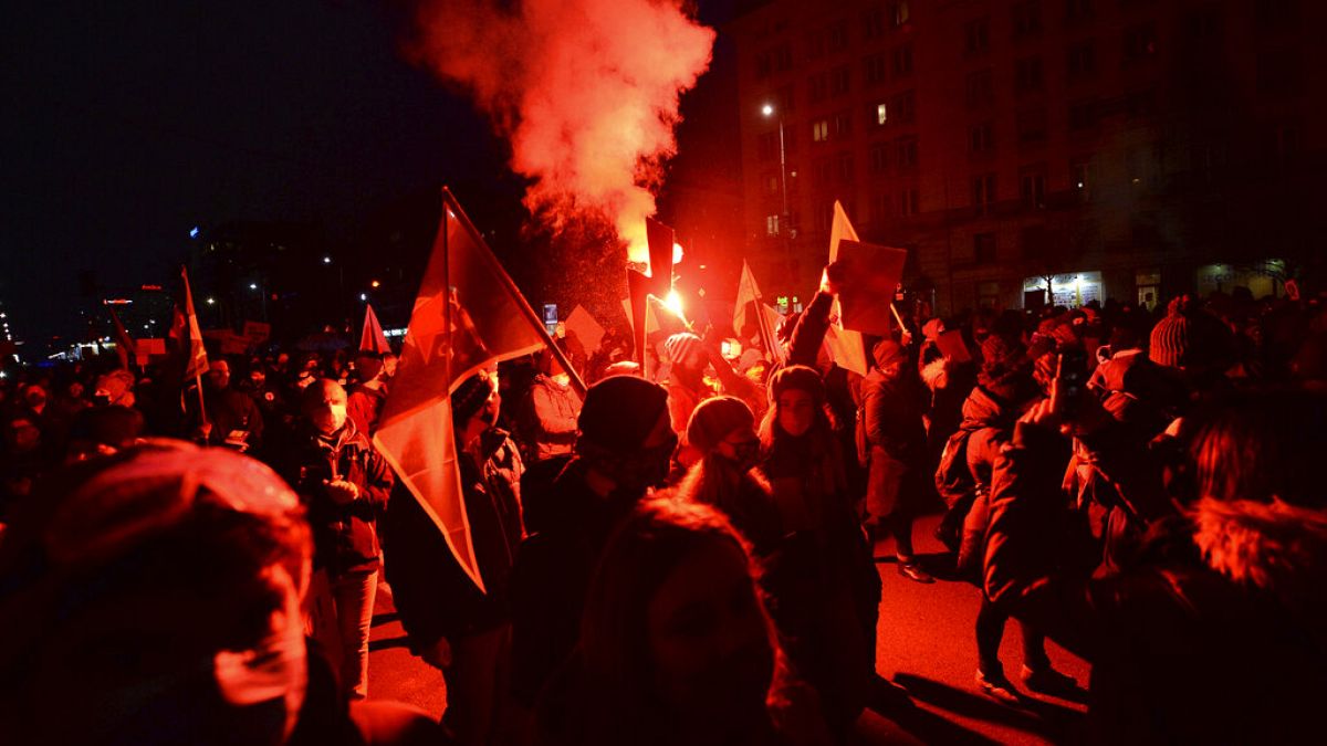 Ismét tüntettek az abortusztörvény ellen Lengyelországban