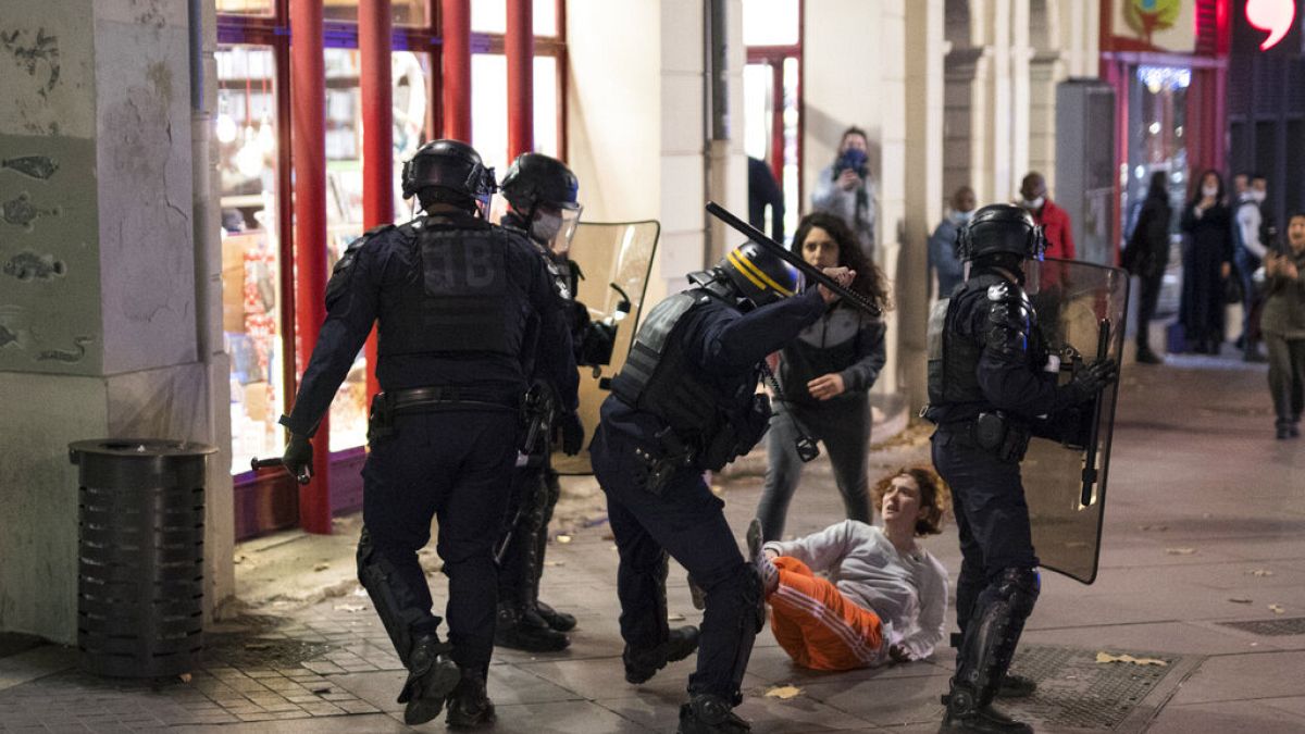 Fransa'nın en büyük 3. kenti Marsilya'da polisler "güvenlik yasa tasarısına" karşı çıkan göstericilere müdahale ederken.