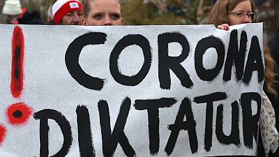 Koronavírus: a lezárások ellen tüntettek Londonban és Frankfurtban 