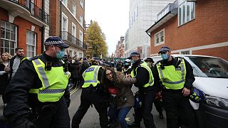 Londra'da Covid-19 önlemleri protesto edildi