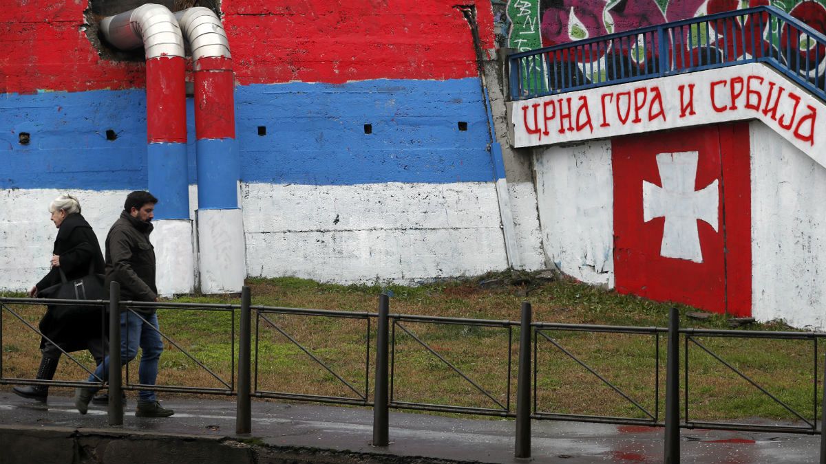 گرافیتی در شهر بلگراد که در سمت چپ پرچم صربستان را نشان می‌دهد و در سمت راست شعار«صربستان و مونته‌نگرو با هم» نوشته شده است