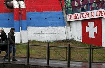 گرافیتی در شهر بلگراد که در سمت چپ پرچم صربستان را نشان می‌دهد و در سمت راست شعار«صربستان و مونته‌نگرو با هم» نوشته شده است