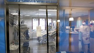 Ein Intensivpfleger behandelt einen Patienten mit COVID-19 auf der Intensivstation des Krankenhauses Bethel in Berlin, 11.11.2020
