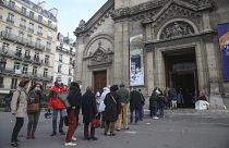 Des fidèles attendent pour pouvoir entrer dans l'église Notre-Dame-des-Champs à Paris, le 29/11/2020