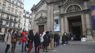 Des fidèles attendent pour pouvoir entrer dans l'église Notre-Dame-des-Champs à Paris, le 29/11/2020