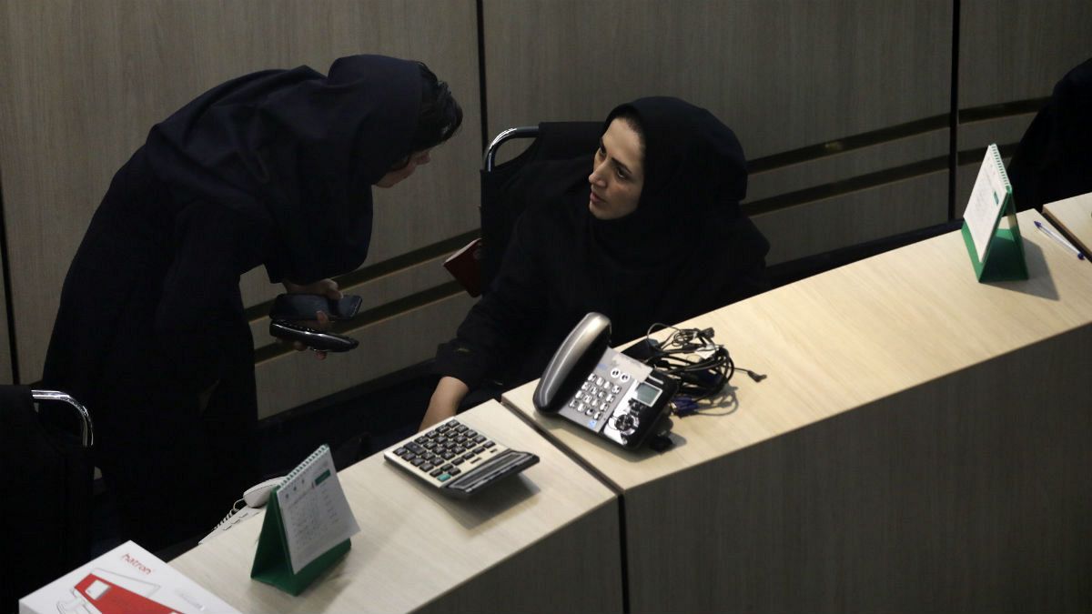 دو تن از کارگزارهای حاضر در تالار معاملات بورس اوراق بهادار تهران 