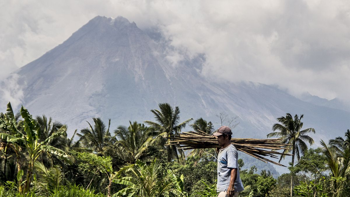 جبل ميرابي البركاني في منطقة سليمان في إندونيسيا. 2020/11/05