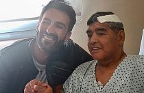 Leopoldo Luque com Maradona momentos antes da alta hospitalar pós-operatória