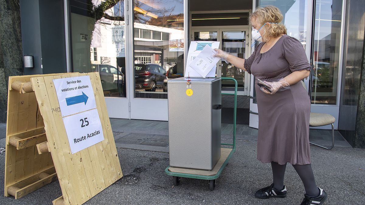 İsviçre'de seçmenler sandık başında 