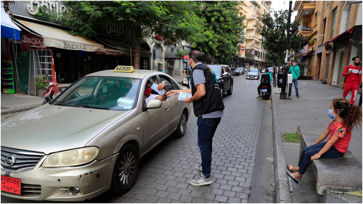 توزيع كمامات مجانية في شوارع بيروت