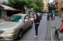 توزيع كماكات مجانا في أحد شوارع بيروت
