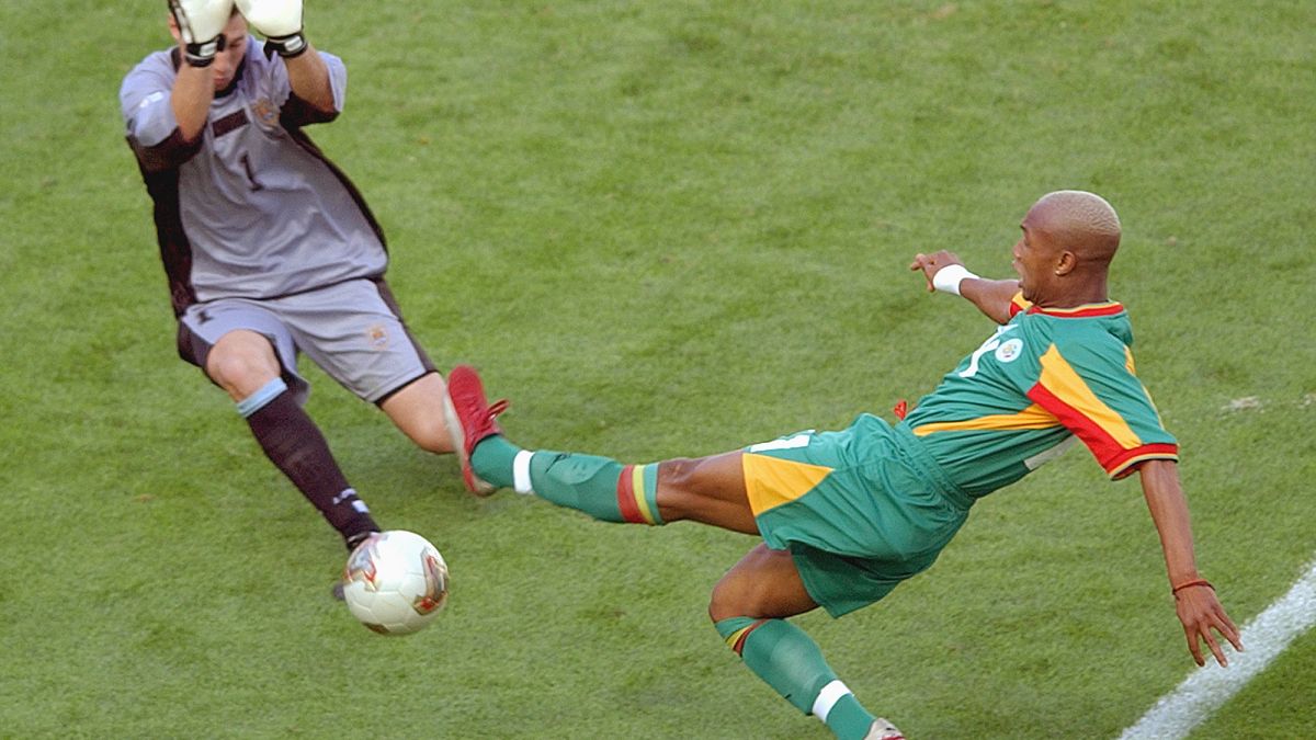 Papa Bouba Diop trifft gegen Uruguays Keeper Fabian Carini bei WM 2002 