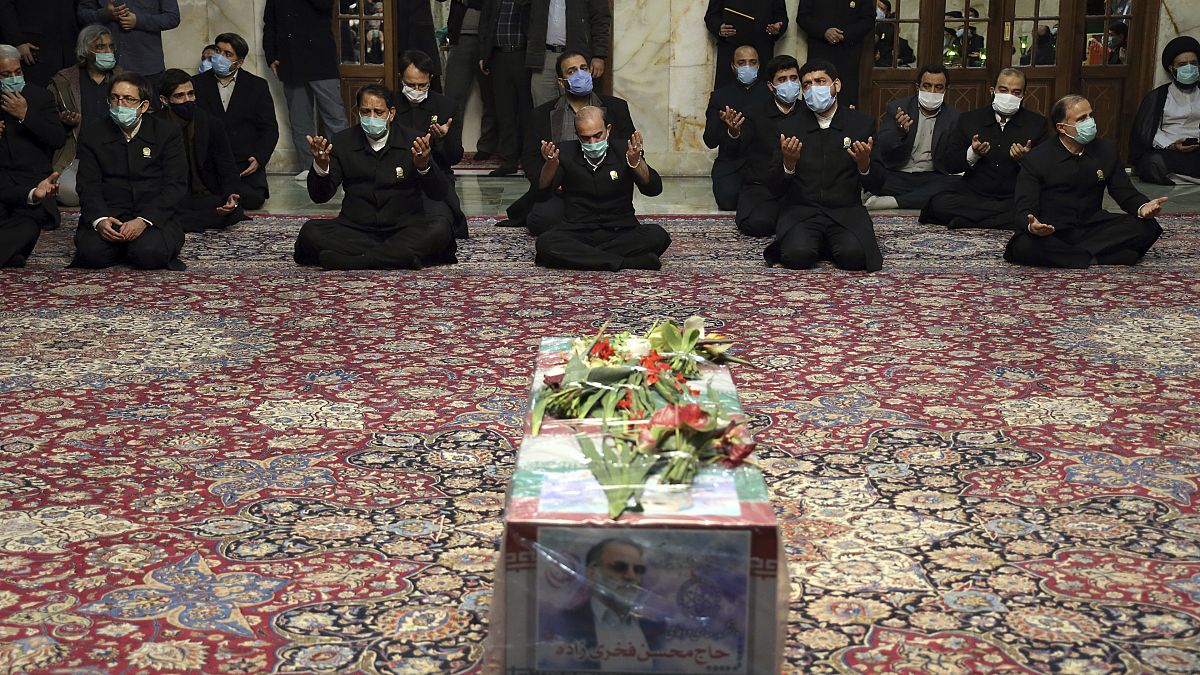 إفامة صلاة الجنازة على جثمان العالم الإيراني محسن فخري زاده في مدينة مشهد شمال شرقي إيران. 2020/11/28