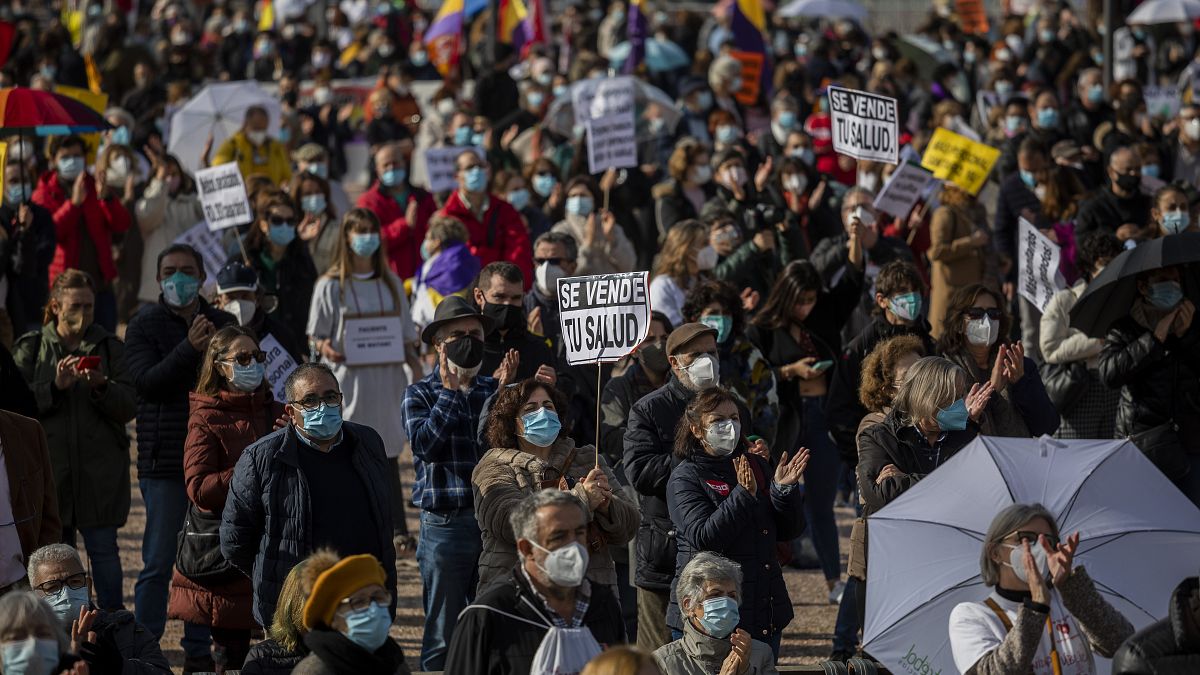 الآلاف يتظاهرون في مدريد دعما لنظام الصحة العامة الإسباني