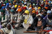 Hindistan’da 2 aydır gösteriler düzenleyen çiftçiler, Pencap ve Haryana eyaletindeki otoyollarda protestolarını sürdürüyor