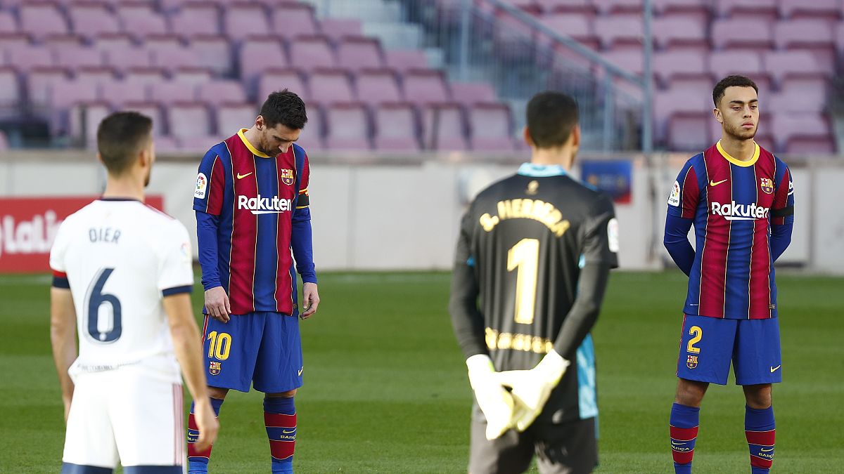 Los jugadores del Barça y del Osasuna rinden homenaje a Maradona