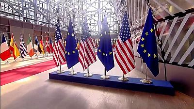 Imagen de banderas europeas y estadounidenses en el interior del edificio de la Comisión Europea, en Bruselas