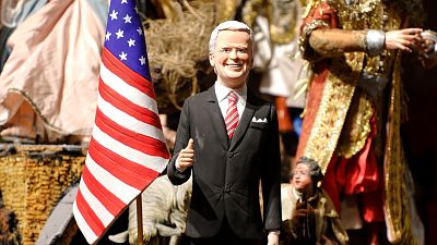 Joe Biden figurája egy nápolyi üzlet kirakatában