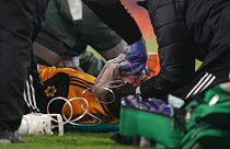 راوول خيمينيس يتلقى العلاج بعد اصطدامه بالرأس مع مدافع أرسنال ديفيد لويز خلال مباراة كرة القدم في الدوري الإنجليزي الممتاز بين أرسنال وولفرهامبتون ، لندن، 29 نوفمبر 2020 
