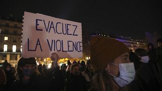 متظاهرون يحتجون على عنف رجال الشرطة خلال تجمع حاشد في ساحة لا ريبابليك، باريس