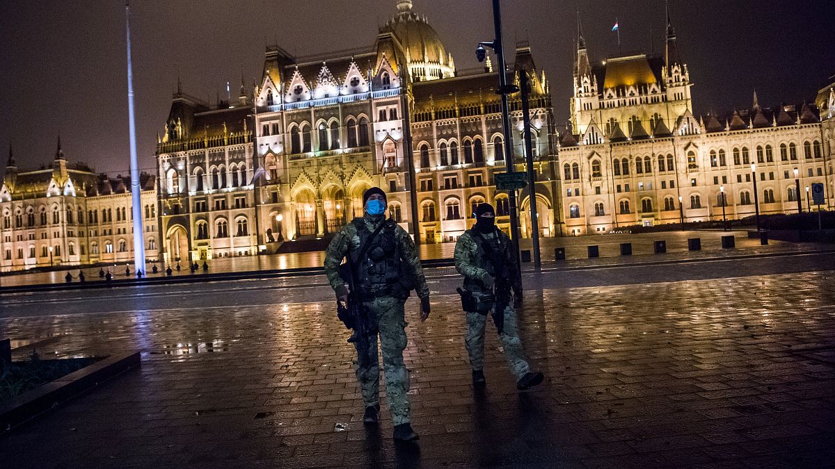 A Terrorelhárítási Központ (TEK) munkatársai járőröznek Budapesten, a Kossuth téren 2020. november 12-én, késő este.