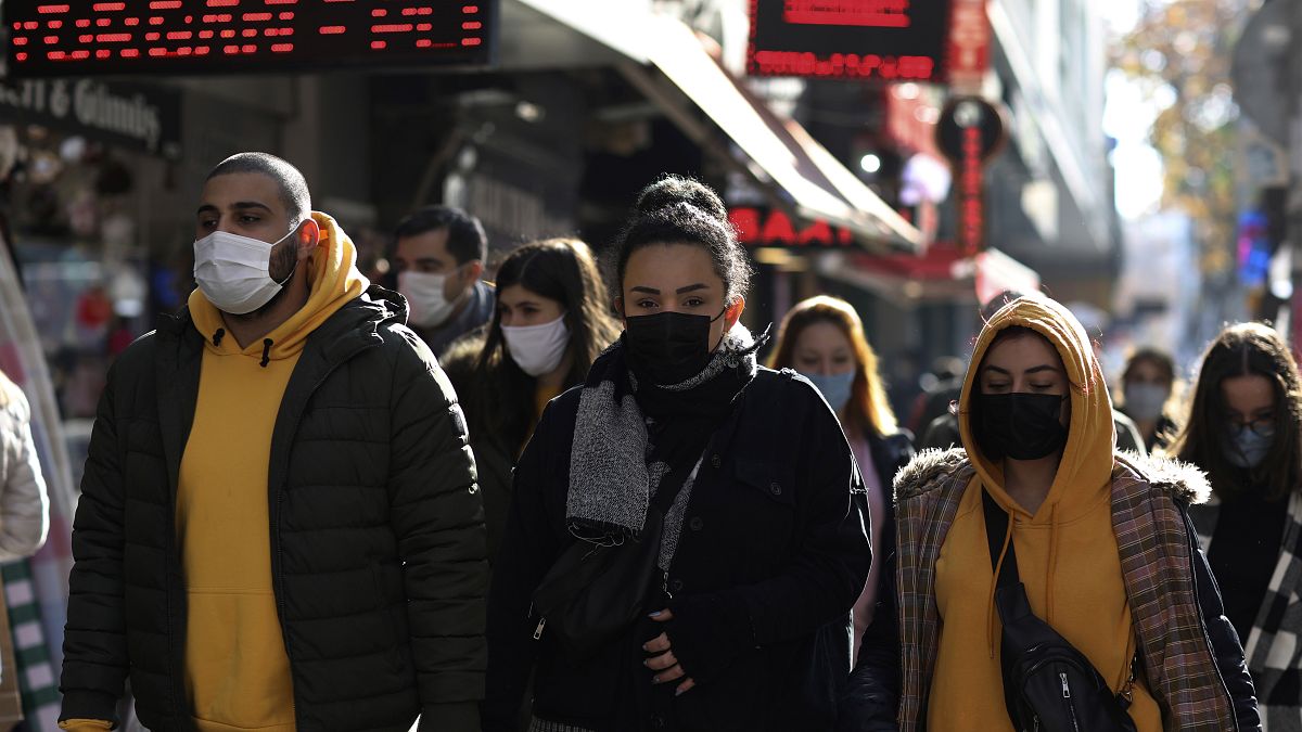 Menschen mit Maske in Ankara.