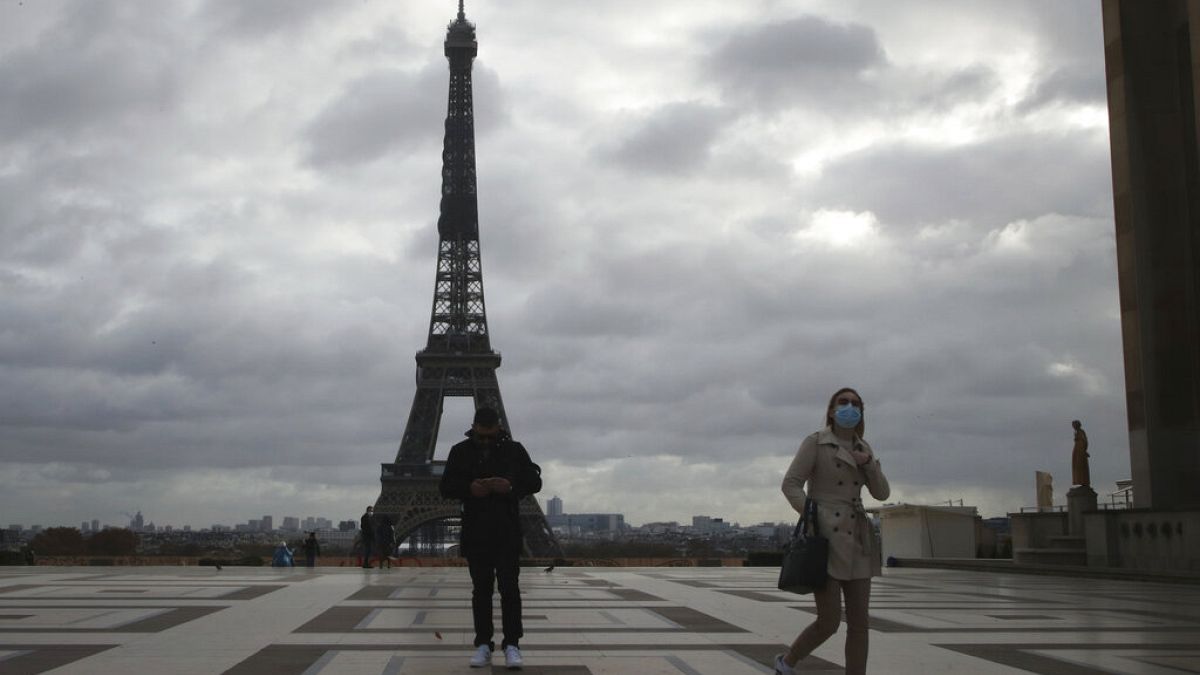 Turist kalabalığı ile bilinen Paris'in ünlü Eyfel Kulesi son dönemlerin en tenha günlerini yaşıyor.