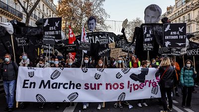 Átírják az új francia nemzetbiztonsági törvény rendőröket védő cikkelyét