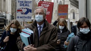 EU-Chefunterhändler Michel Barnier gefolgt von Anti-Brexit-Protestierenden in London