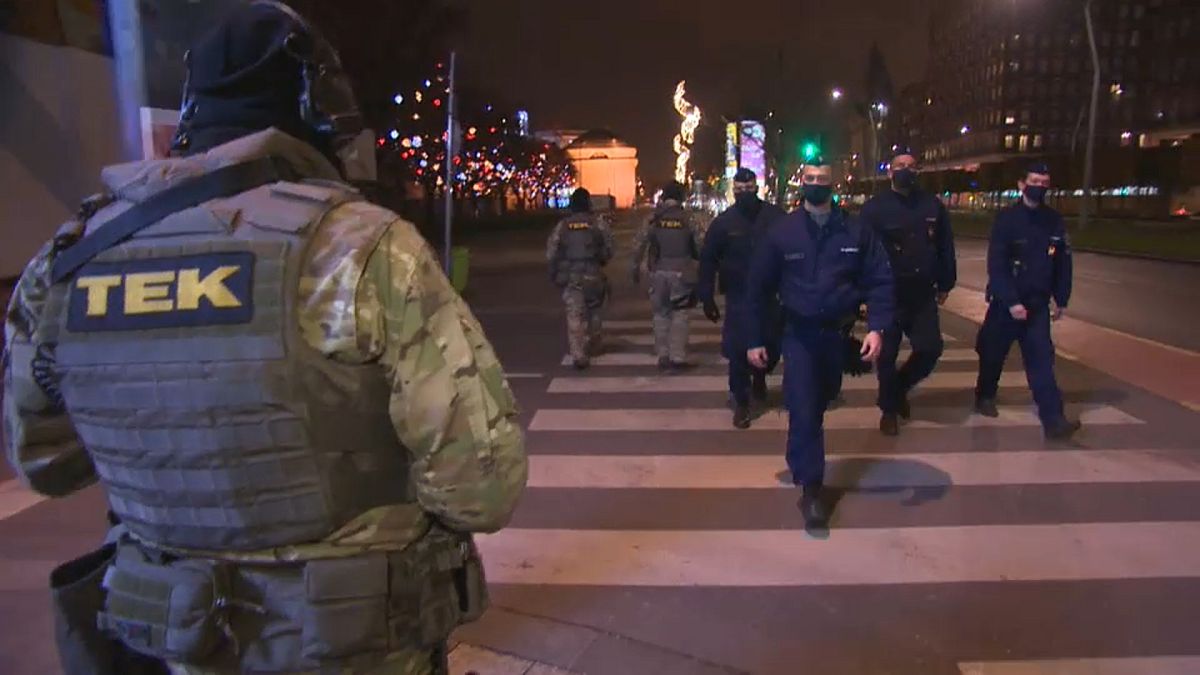 Militär und Polizei überwachen die strenge Ausgangssperre in Budapest