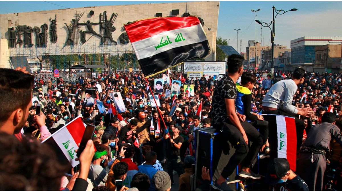 آلاف المحتجين في العراق مع ارتفاع حصيلة قتلى صدامات الأسبوع الماضي