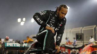 Lewis Hamilton después de ganar la carrera de Fórmula Uno en el Circuito Internacional de Bahrein en Sakhir, Baréin.
